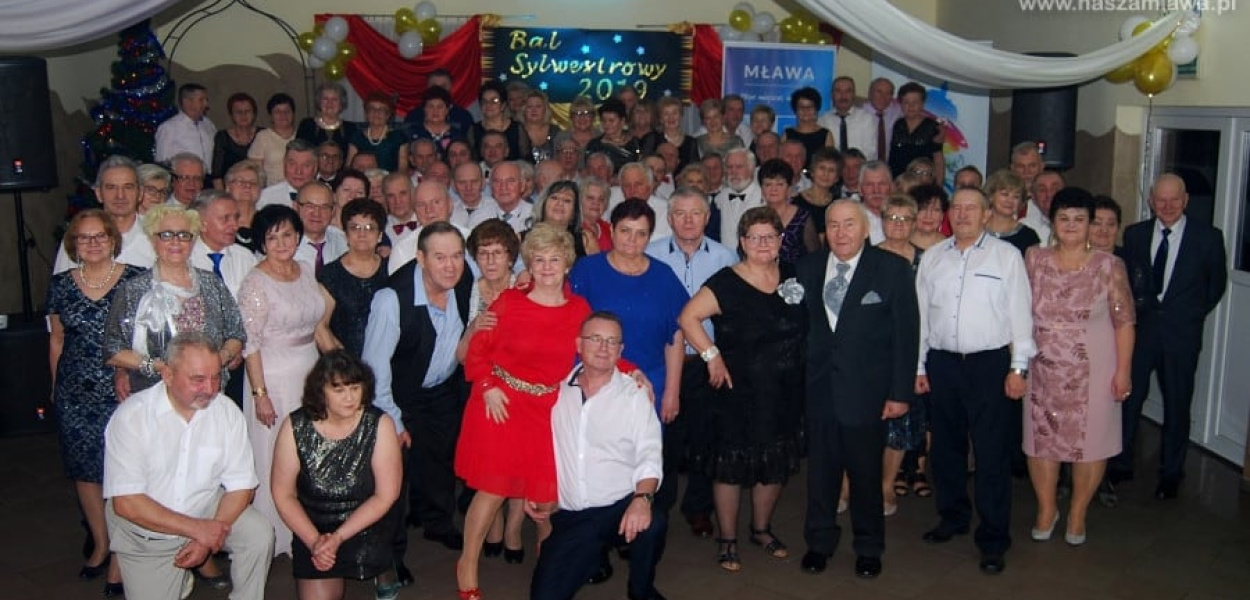 Mławscy seniorzy w szampańskim nastroju "wywijali na parkiecie"