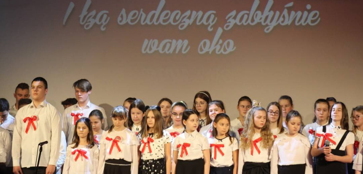 Uczniowie "Siódemki" zaśpiewali dla Niepodległej [ZDJĘCIA I FILMY]