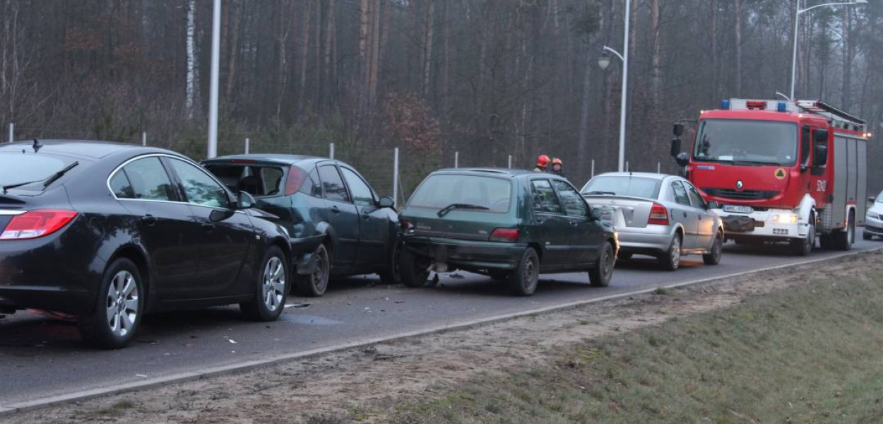 Kobieta w ciąży ranna. Zderzenie 4 aut na Al. Marszałkowskiej. ZDJĘCIA
