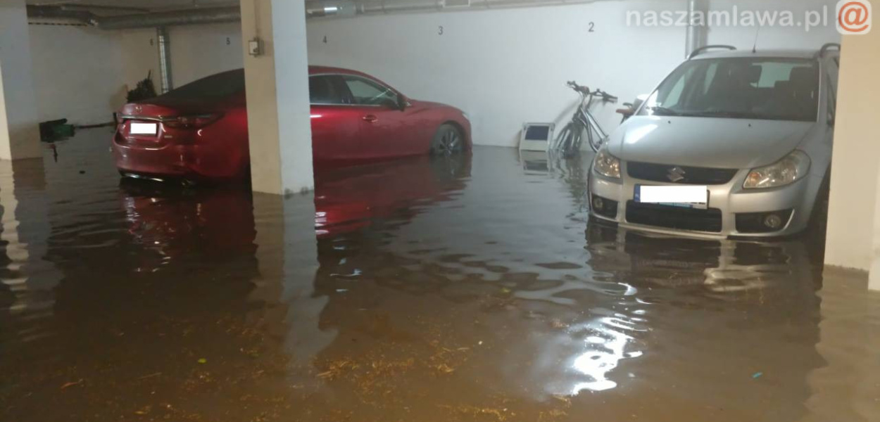 Woda wdziera się do bloku [VIDEO]. Co na to ratusz?