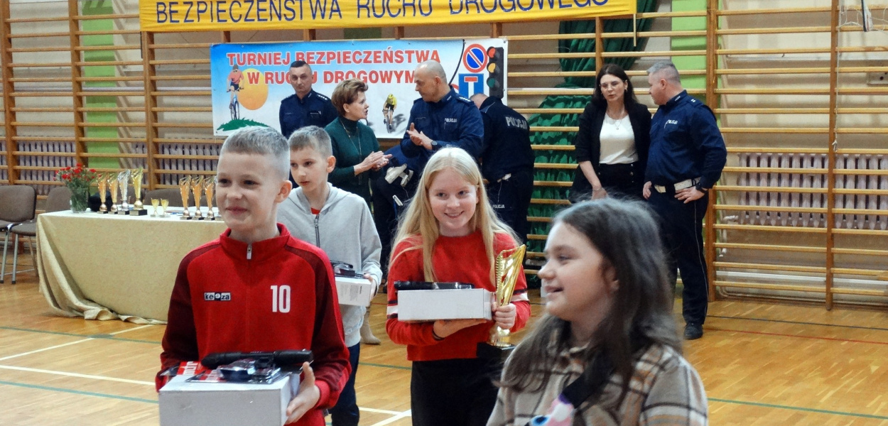 Dzieci i młodzież w turnieju o ruchu drogowym [ZDJĘCIA]