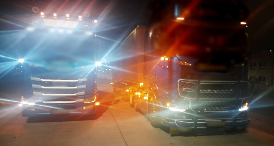 Zatrzymane w nocy do kontroli dwa nienormatywne zestawy ciężarowe stoją w punkcie kontrolnym przy drodze ekspresowej S7 pod Mławą. Oba zespoły pojazdów były znacznie przeładowane i składały się z trzech zamiast dopuszczalnych dwóch pojazdów: ciągnika siodłowego (jeden pojazd) i naczepy dzielonej (dwa pojazdy). Zatrzymane w nocy do kontroli dwa nienormatywne zestawy ciężarowe stoją w punkcie kontrolnym przy drodze ekspresowej S7 pod Mławą. Oba zespoły pojazdów były znacznie przeładowane i składały się z trzech zamiast dopuszczalnych dwóch pojazdów: ciągnika siodłowego (jeden pojazd) i naczepy dzielonej (dwa pojazdy).