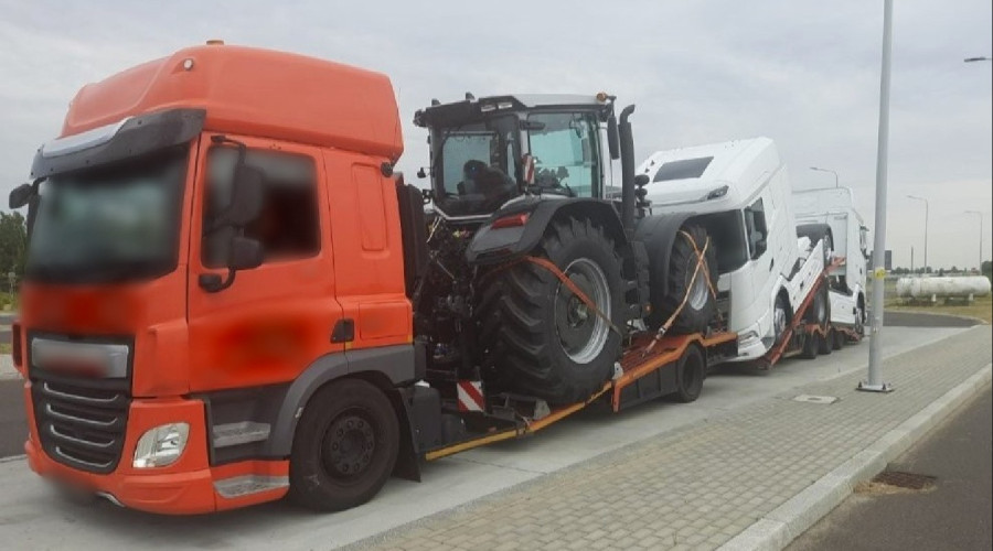 Miejsce kontroli nacisków osi i mas całkowitych pojazdów przy drodze ekspresowej S7 pod Mławą. Kierowca samochodu ciężarowego z podpiętą przyczepą - lawetą przygotowuje się do wjazdu na inspekcyjne wagi. Zespołem pojazdów przewożono ciągnik rolniczy i dwa ciągniki siodłowe z Holandii do Polski. Miejsce kontroli nacisków osi i mas całkowitych pojazdów przy drodze ekspresowej S7 pod Mławą. Kierowca samochodu ciężarowego z podpiętą przyczepą - lawetą przygotowuje się do wjazdu na inspekcyjne wagi. Zespołem pojazdów przewożono ciągnik rolniczy i dwa ciągniki siodłowe z Holandii do Polski.