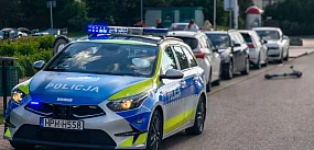 14-latek na hulajnodze uderzył w tył samochodu