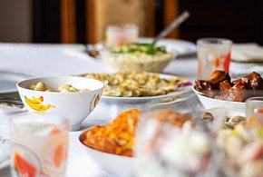 Polacy znów sięgną głębiej do kieszeni. Tyle wydają na świąteczne jedzenie-214308