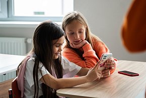 Zakaz telefonów w szkołach? Ministra zapowiada