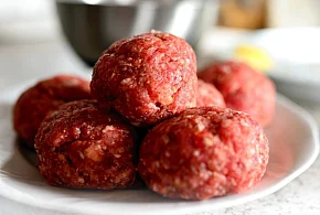 Groźna bakteria w mięsie. GIS pilnie wycofuje konkretną partię produktu