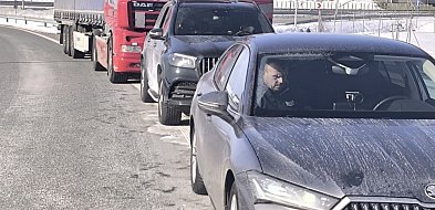 Chwile grozy na S7 pod Mławą. Lodowe pociski z ciężarówki