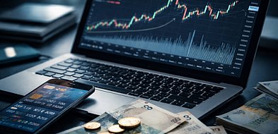 Obiecywali szybki zarobek. Mężczyzna stracił 200 tys. zł