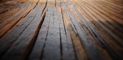 Stare drewno jako fundament spójnych aranżacji wnętrz