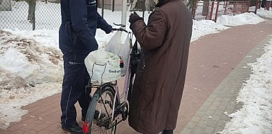 Mława. Z trudem prowadziła rower obładowany ciężkimi zakupami