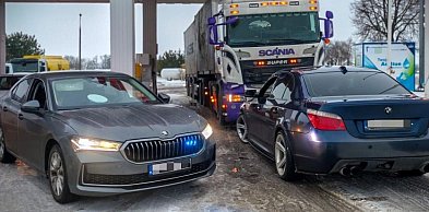 25-latek w BMW liczył na łut szczęścia i osłonę z potężnej ciężarówki