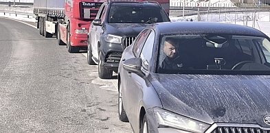 Chwile grozy na S7 pod Mławą. Lodowe pociski z ciężarówki