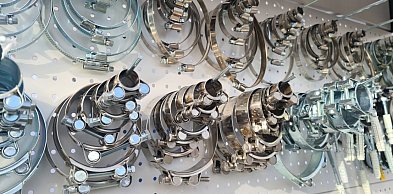 Systemy mocowań do węży i instalacji przemysłowych