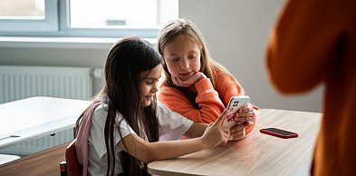 Zakaz telefonów w szkołach? Ministra zapowiada