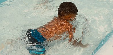 „Nie chcę iść na basen!” – jak zachęcić dziecko do pływania bez presji, łez i walk