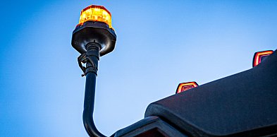 Kiedy lampa ostrzegawcza jest obowiązkowa? Przepisy dla pojazdów uprzywilejowanych