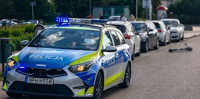 14-latek na hulajnodze uderzył w tył samochodu