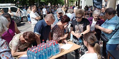 Spór wokół szpitala. Mieszkańcy zbierają podpisy pod referendum. Zarząd się broni