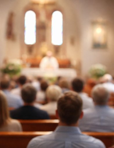 Ilu Polaków naprawdę chodzi do kościoła? Jedna statystyka szokuje-214329