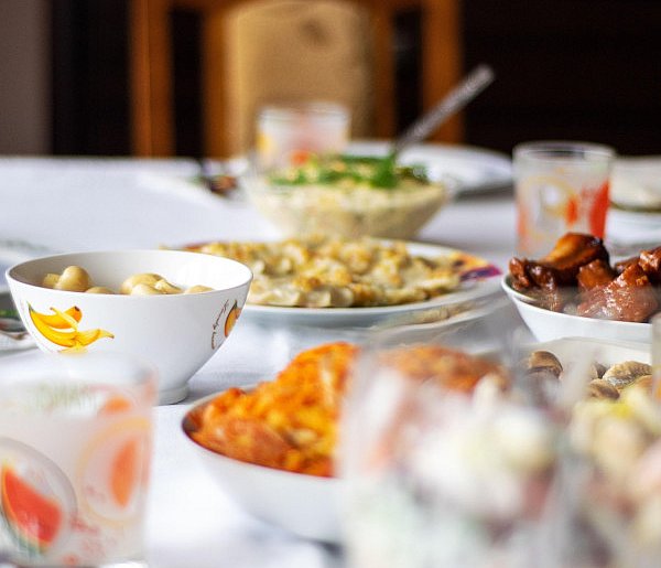 Polacy znów sięgną głębiej do kieszeni. Tyle wydają na świąteczne jedzenie-214308