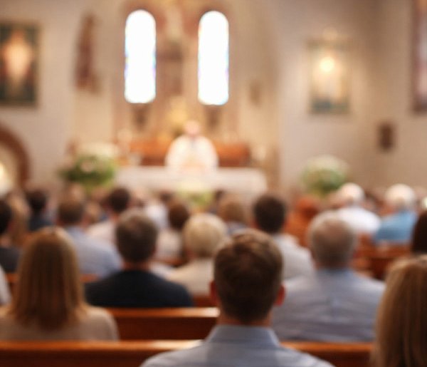 Ilu Polaków naprawdę chodzi do kościoła? Jedna statystyka szokuje-214329