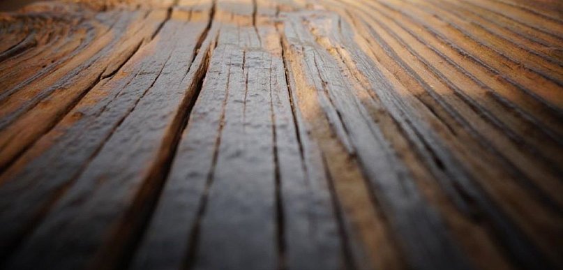 Stare drewno jako fundament spójnych aranżacji wnętrz