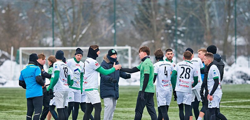 Testowani i debiutant.  Wygrany sparing, trzech nowych graczy