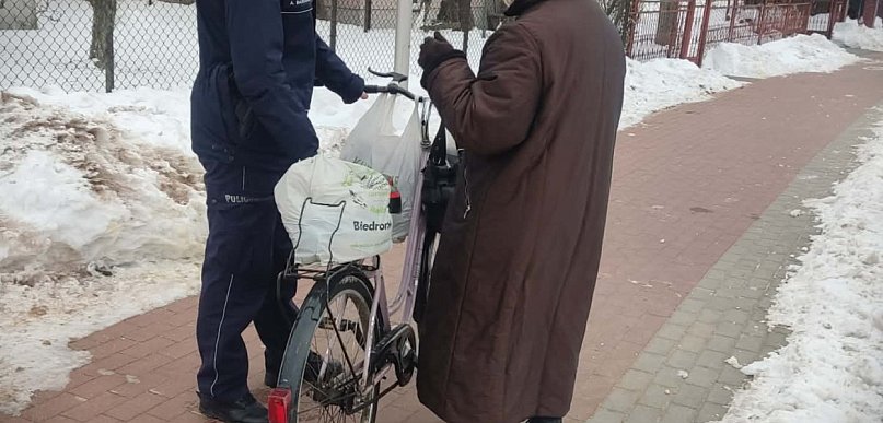 Mława. Z trudem prowadziła rower obładowany ciężkimi zakupami