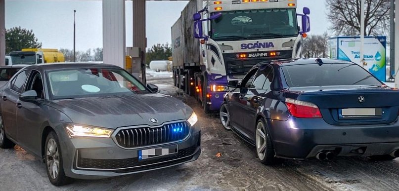 25-latek w BMW liczył na łut szczęścia i osłonę z potężnej ciężarówki