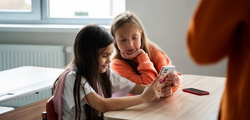 Zakaz telefonów w szkołach? Ministra zapowiada