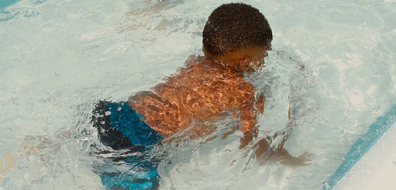„Nie chcę iść na basen!” – jak zachęcić dziecko do pływania bez presji, łez i walk