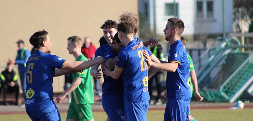 Konopianka powalczyła z liderem. GKS na piątkę