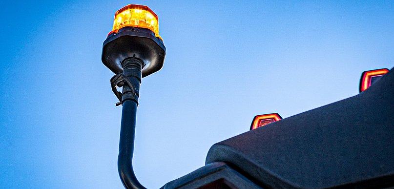 Kiedy lampa ostrzegawcza jest obowiązkowa? Przepisy dla pojazdów uprzywilejowanych