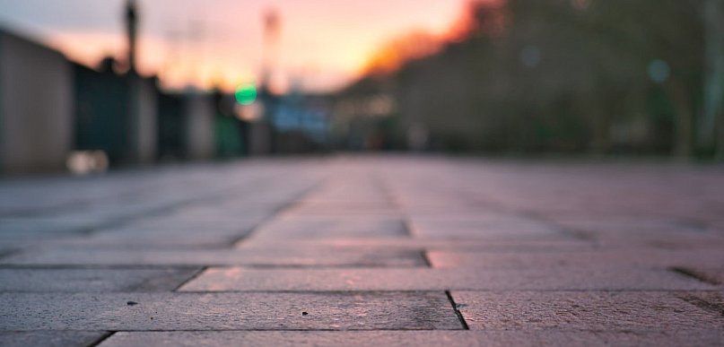 Wymiana kostki brukowej po latach – kluczowe etapy prac ziemnych i układania