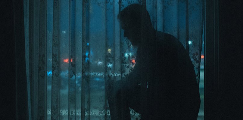 Zgasił światło i schował się za firanką. Akcja na osiedlu