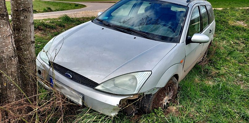 47-letni kierujący "zatrzymał się na drzewie". Miał ponad 3 promile