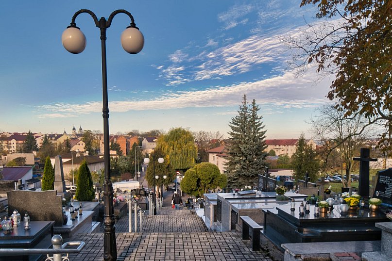 Mławskie nekropolie: zaduma i piękno przemijania w obiektywie Bogdana Jakubowskiego