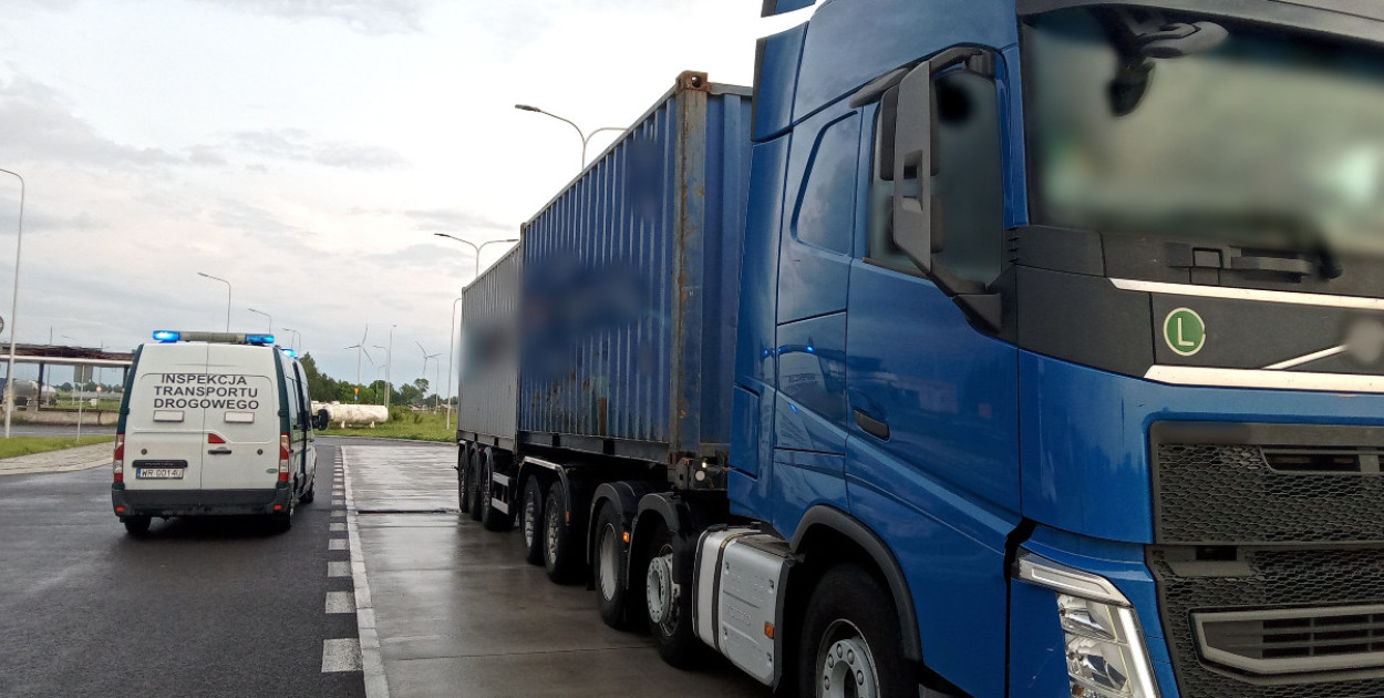 Kontrola rzeczywistej masy masy całkowitej i nacisków osi nienormatywnej ciężarówki. Zestaw o nieprawidłowej konfiguracji i tonażu, zatrzymali funkcjonariusze mazowieckiej Inspekcji Transportu Drogowego na ekspresowej „siódemce”, w pobliżu Mławy.