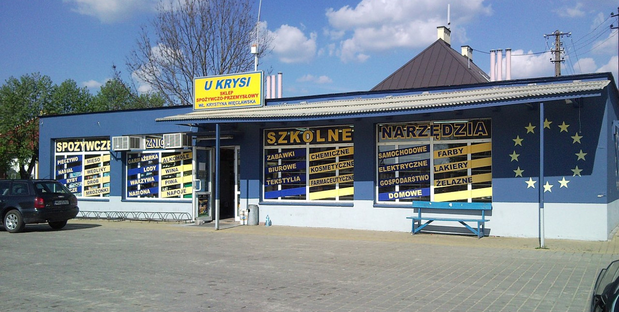 Kultowy sklep z serialu "Ranczo" Fot. wg22, CC BY 3.0, via Wikimedia Commons