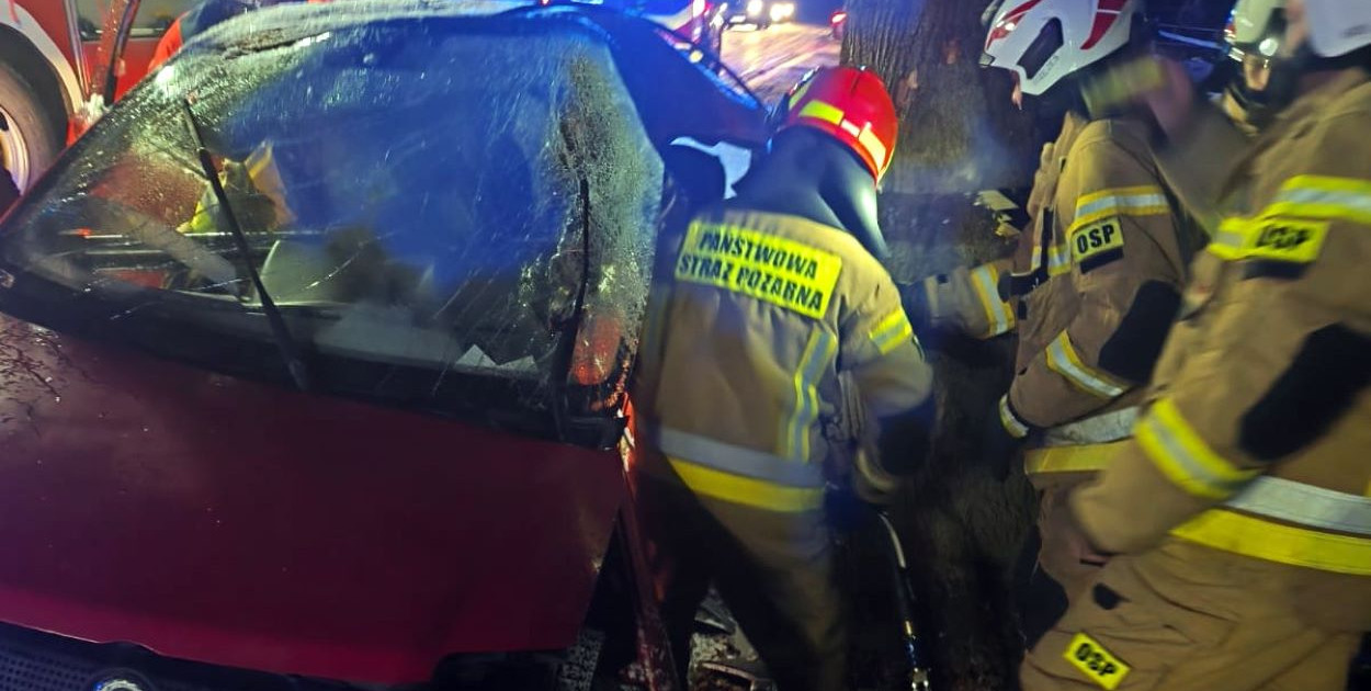 Groźny wypadek pod Mławą: Kierowca fiata zakleszczony w samochodzie