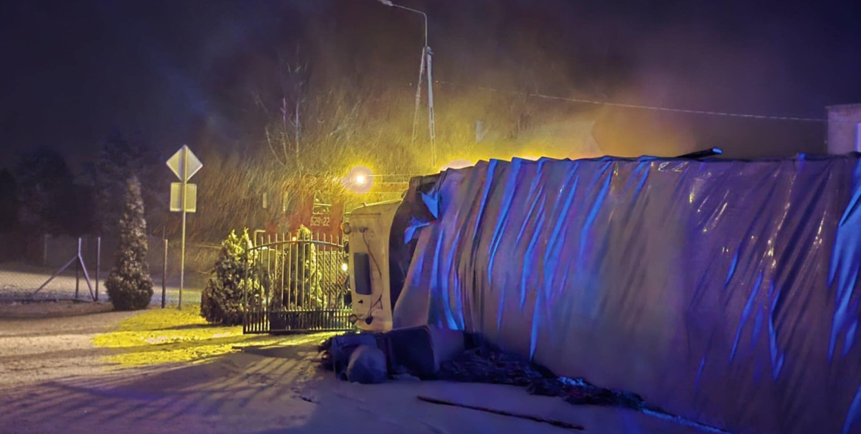 Mława. Wywrotka ciężarówki z drobiem