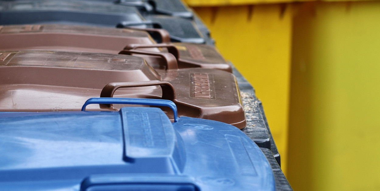 Fioletowe worki na odpady. Oto, co powinno tam trafiać