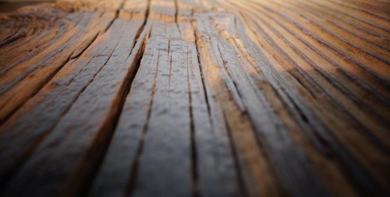 Stare drewno jako fundament spójnych aranżacji wnętrz