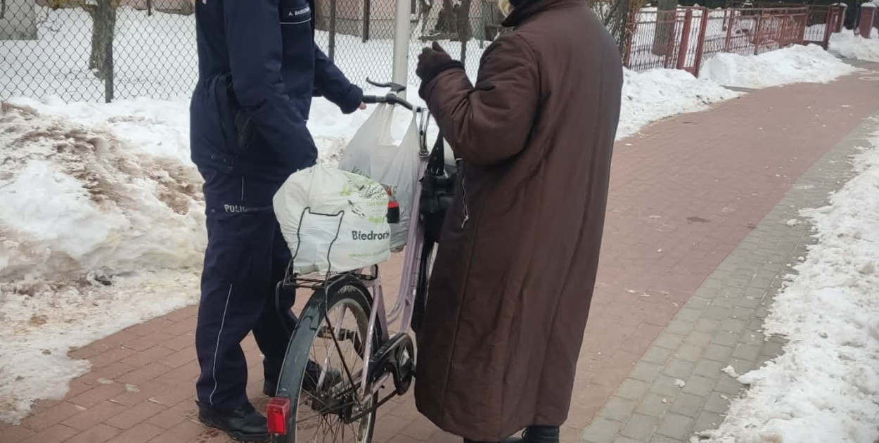 Mława. Z trudem prowadziła rower obładowany ciężkimi zakupami