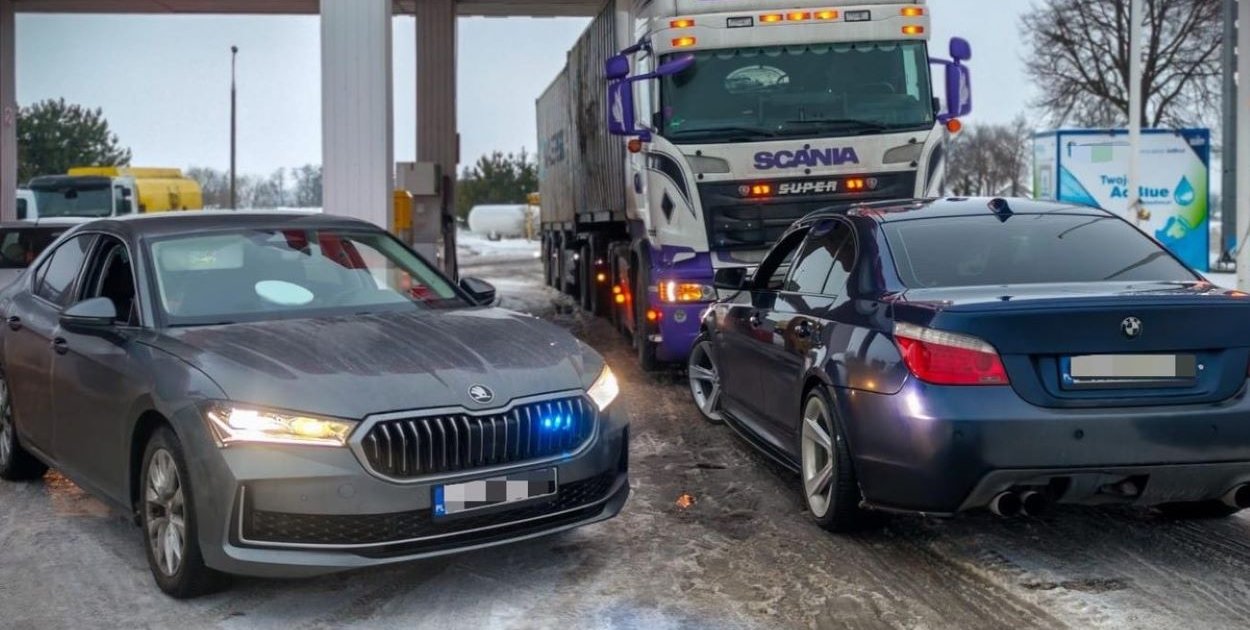 25-latek w BMW liczył na łut szczęścia i osłonę z potężnej ciężarówki