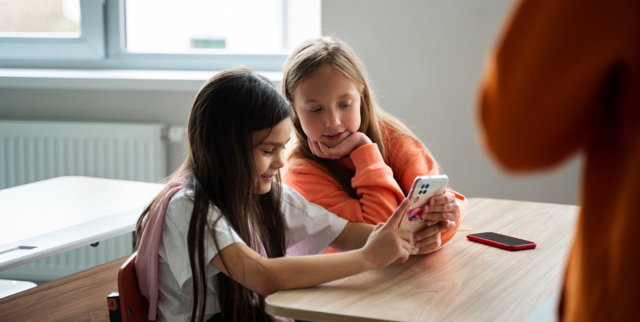 Zakaz telefonów w szkołach? Ministra zapowiada