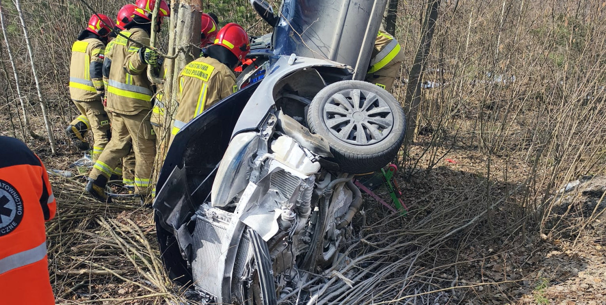 Samochód z 25-latkami roztrzaskał się o drzewo. Lądował śmigłowiec