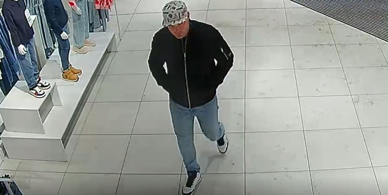 Wyniósł ze sklepu odzież, walizkę i... pufy