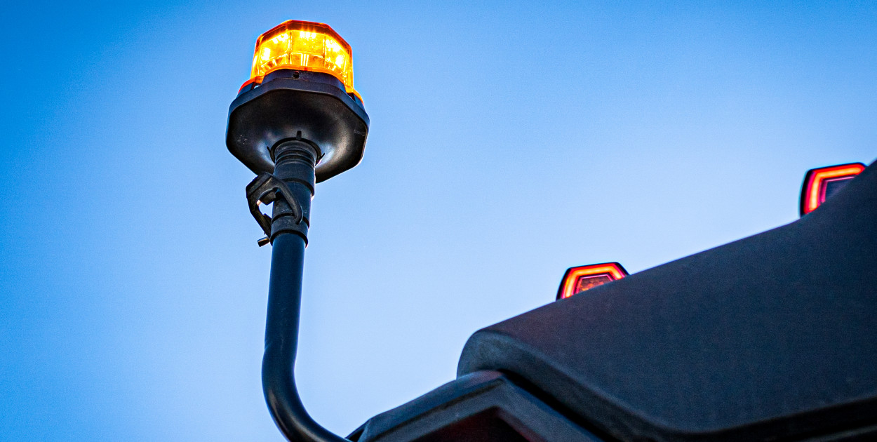 Kiedy lampa ostrzegawcza jest obowiązkowa? Przepisy dla pojazdów uprzywilejowanych